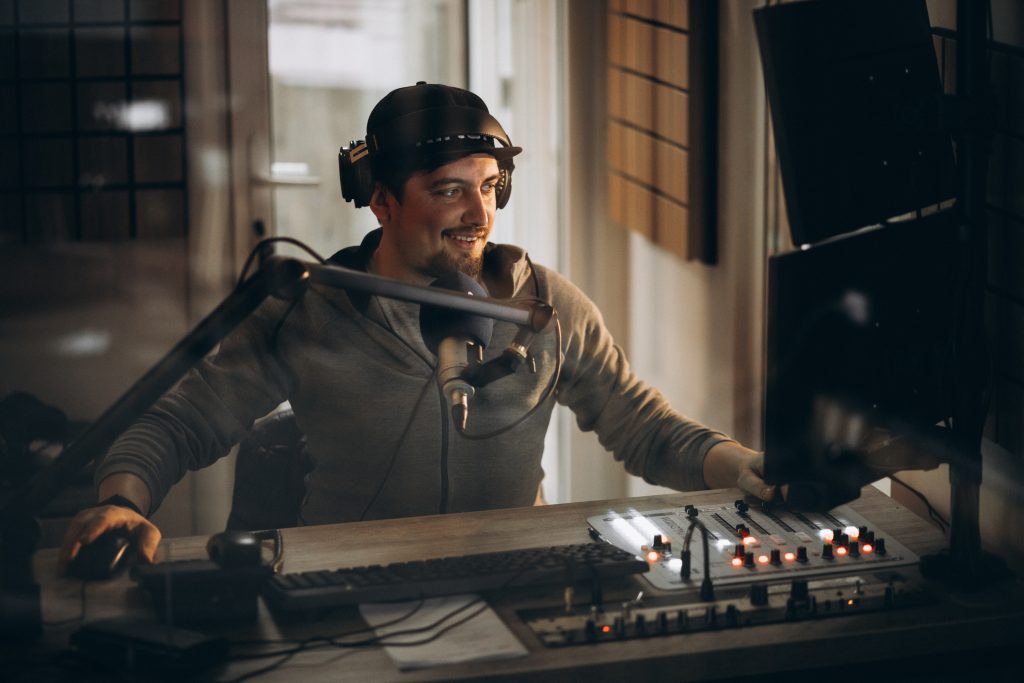 DJ Streaming for remote online dj party